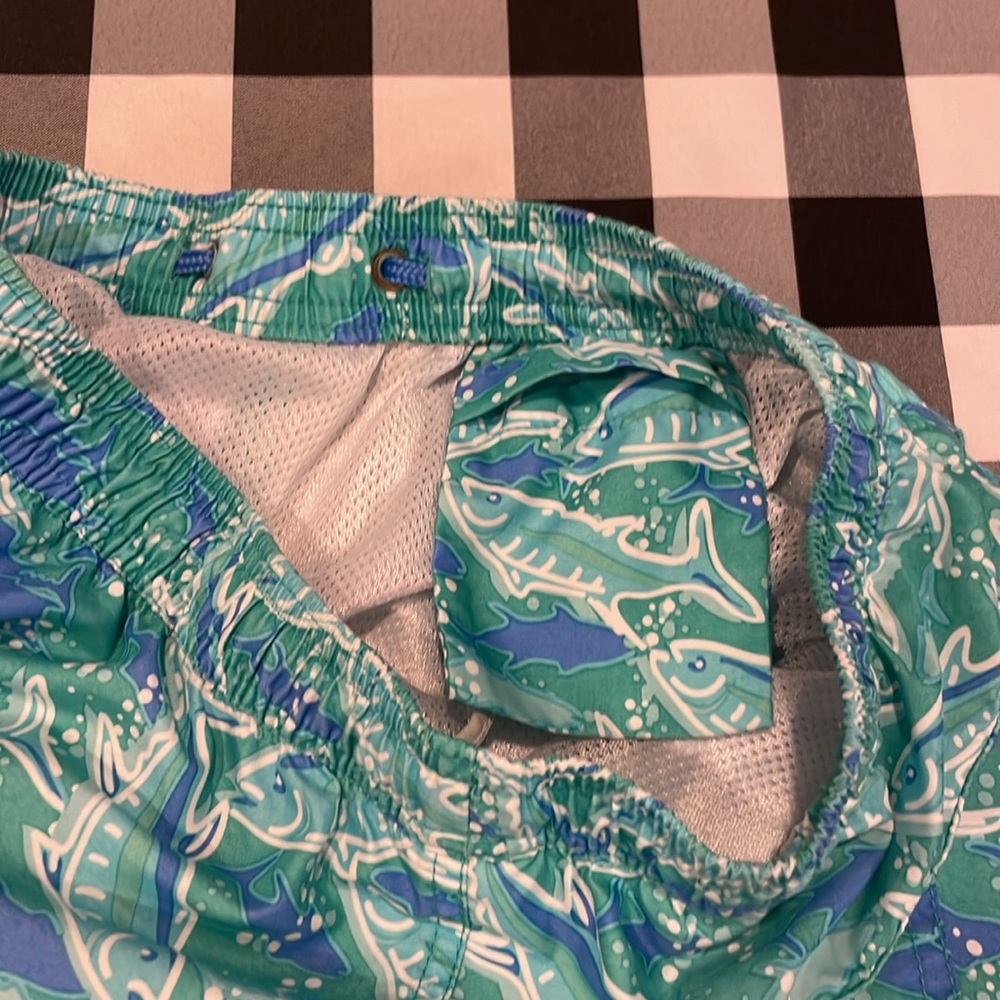 Vineyard Vines swim trunks, lined, elastic waist w/ withdraw string. Men’s XS. - Picture 9 of 10